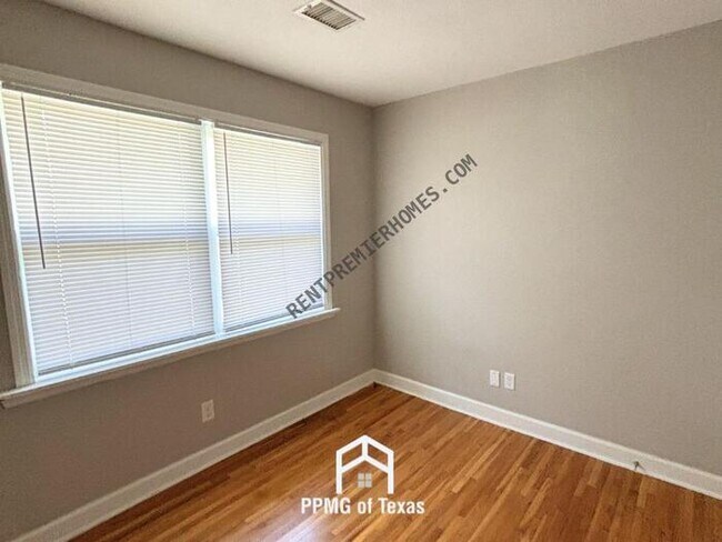 Building Photo - 1000 Lessel Dr