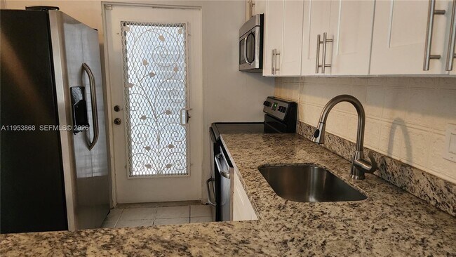 Building Photo - 981 Hillcrest Ct