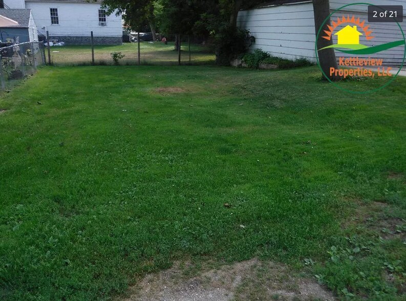 Yard. Note: picture is outdated and doesn't show updated parking. - 707 State Street