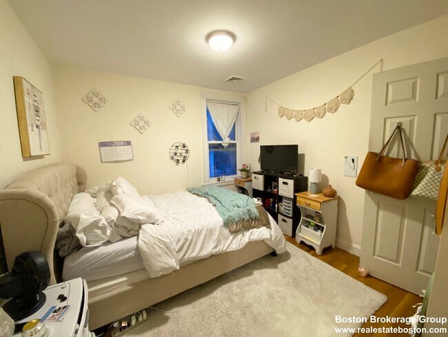 Building Photo - Super Renovated Apt Near NEU!  Laundry in Unit, Spacious and Sunny!