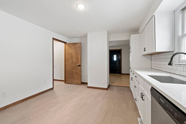 Building Photo - 2887 Hickory St