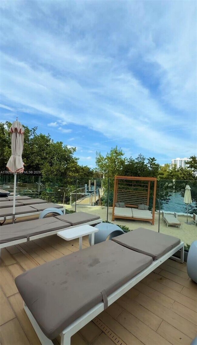 Building Photo - 16385 Biscayne Blvd