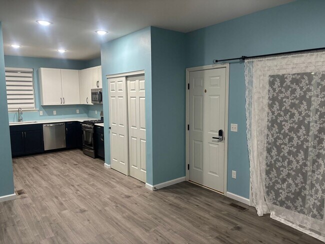 Building Photo - 708 Alban Aly