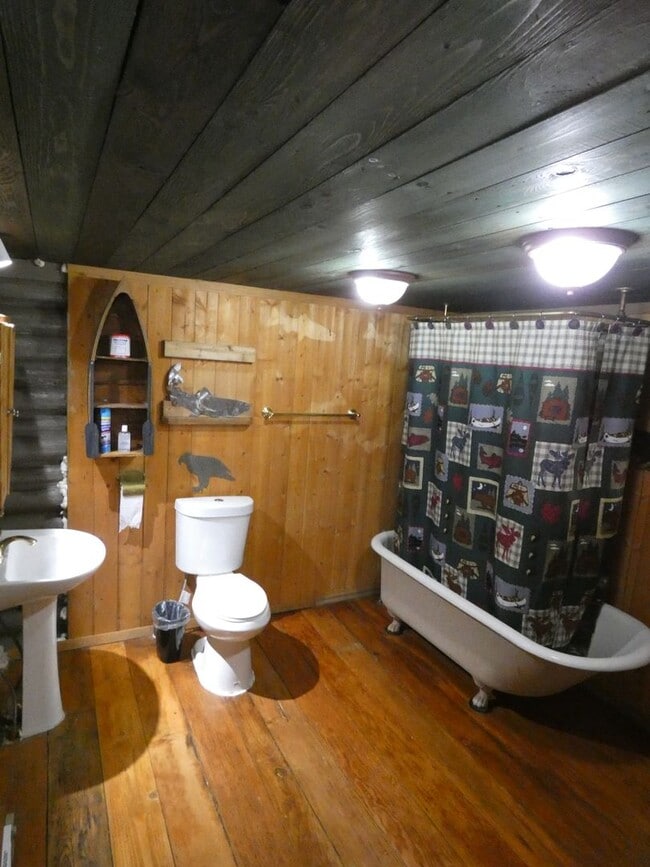 Building Photo - APPLICATION PENDING - **Charming Cabin**