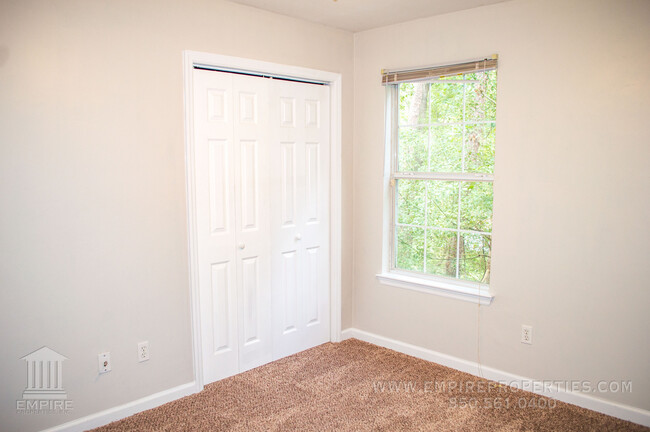 Building Photo - Spacious Central Townhome