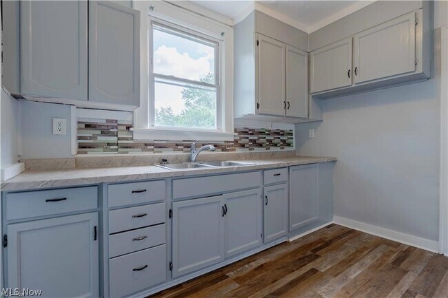 Building Photo - 897 Peckham St