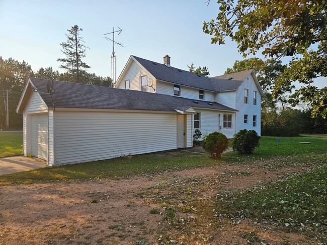 Building Photo - 5 bed 2 bath Single Family Home in Nekoosa