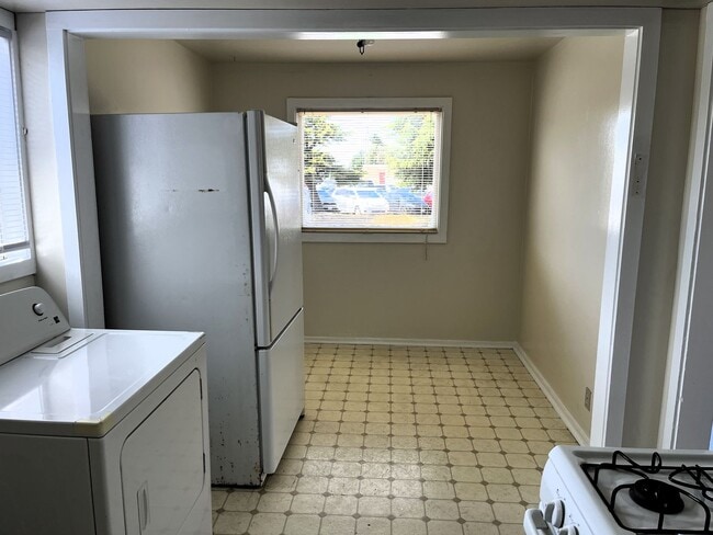 Building Photo - Pet-friendly home with hardwood floors and...