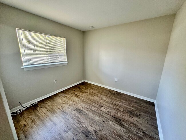 Building Photo - 2 Bedroom + Den, 2 Bath Duplex!