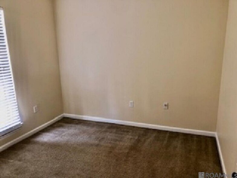 Building Photo - 38159 Willow Lake E Ave