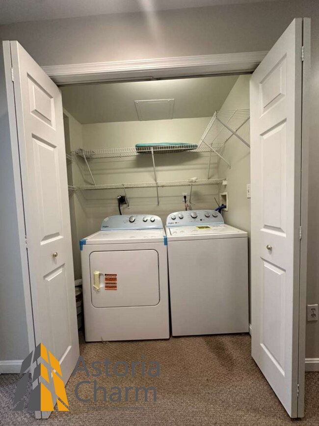 Building Photo - 3 Bedroom Home with Rooftop Views and Modern Finishes