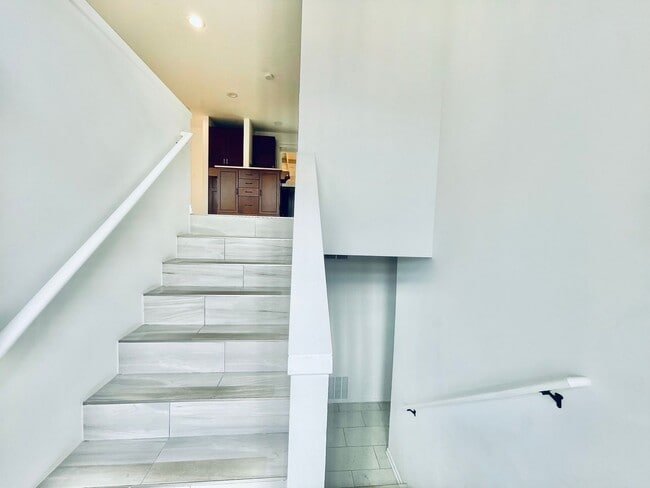 Building Photo - Beautifully Renovated 5 Bedroom House with Large Yard!
