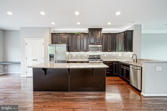 Building Photo - 1048 Regency Pl