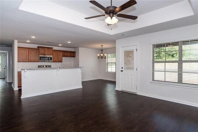 Building Photo - 105 Lion Dr N