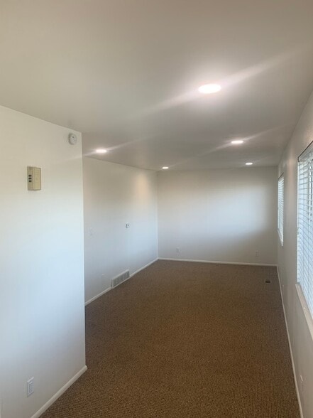 Building Photo - 585 E 50 S