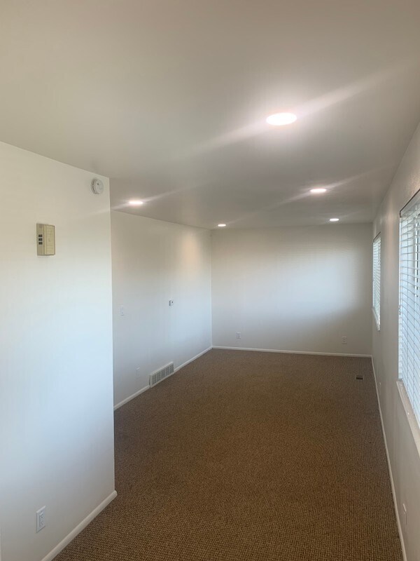 Building Photo - 585 E 50 S