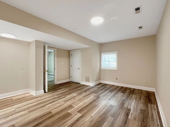 Building Photo - Secluded Near West End 5 bedroom