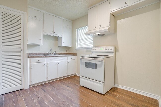 Building Photo - 3537 Half Moon Dr