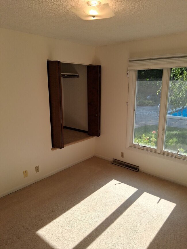 Building Photo - Beautiful 3-Bedroom Home with Pool on Lakeshore Drive
