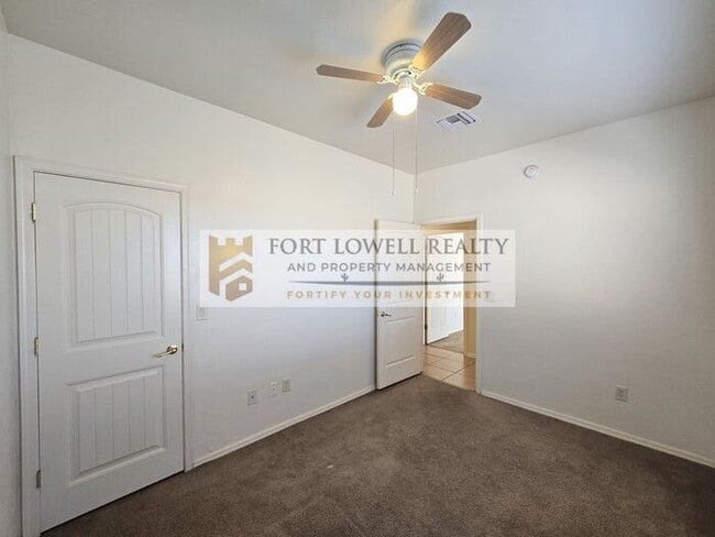 Building Photo - Spacious 3-Bed / 2-Bath Home in Central Tucson with A-Mountain Views!