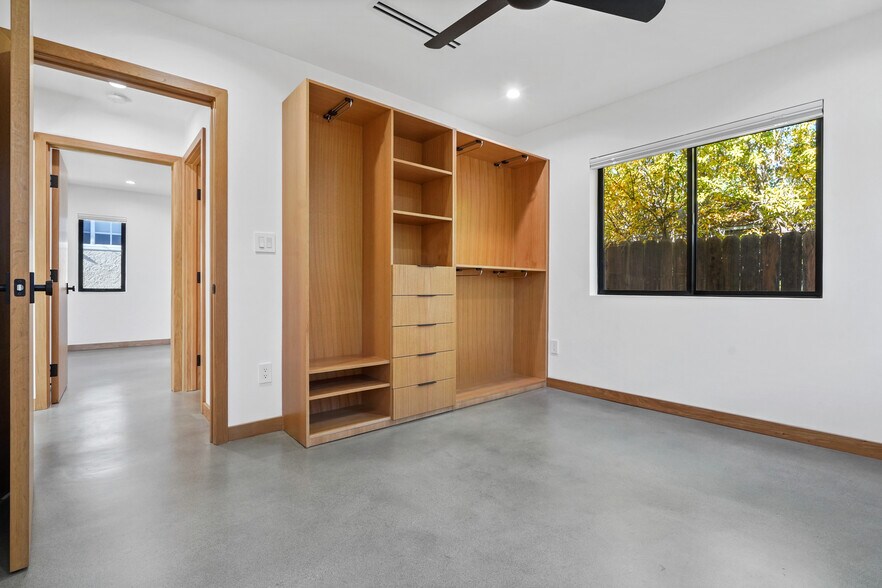 Building Photo - 6004 Lindley Ave