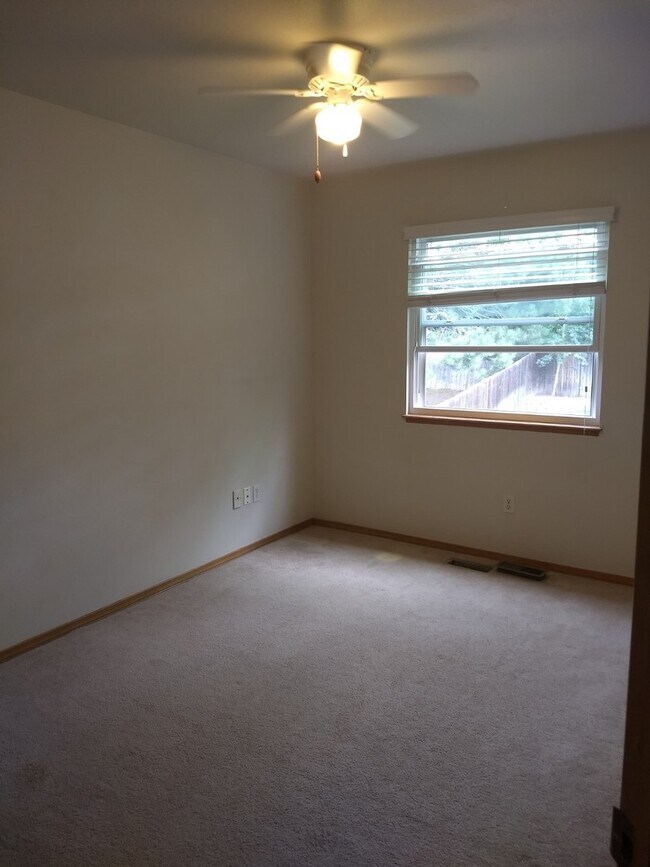 Building Photo - 4 Bed 2.5 Bath w/AC off Rangewood/Vickers ...