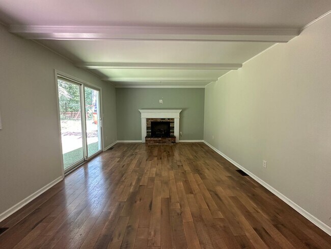 Building Photo - Large 4 bedroom ranch in Forest Hills