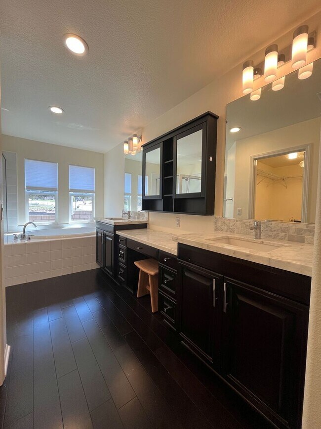 Building Photo - Newbury Park 3+2.5 w/bonus room + upgrades!