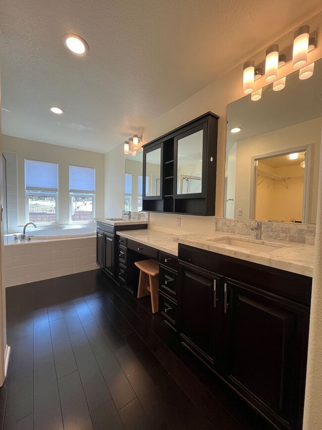 Building Photo - Newbury Park 4+2.5 on cul-de-sac w/upgrades!