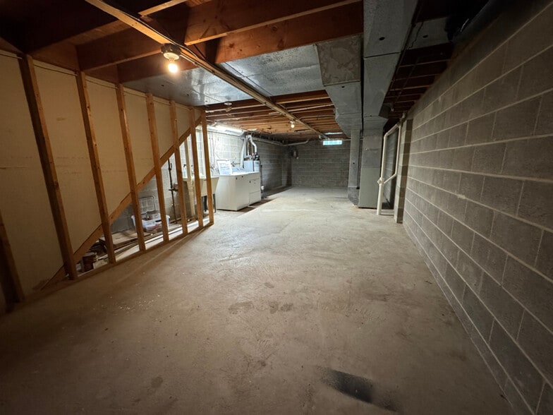 Building Photo - 817 Kendall Ln