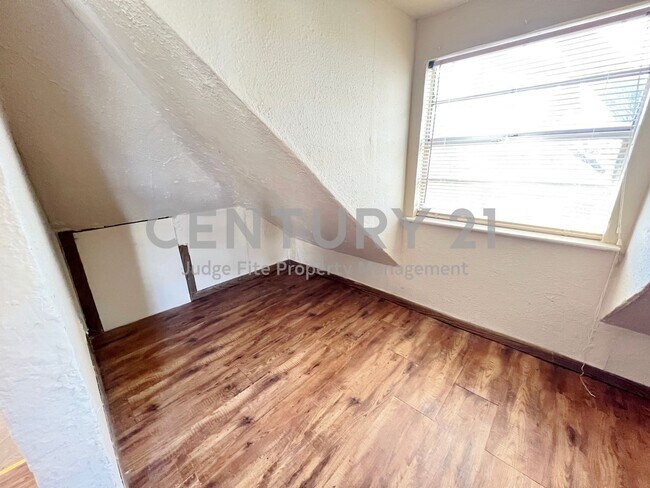 Building Photo - Great 1/1 Efficiency Apartment Within Walk...