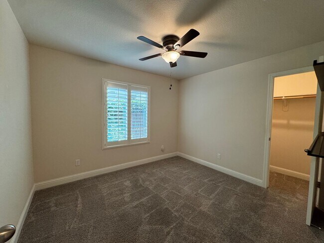 Building Photo - 391 Maclure Ave