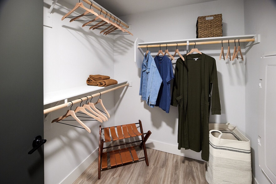 Building Photo - MAA Val Vista