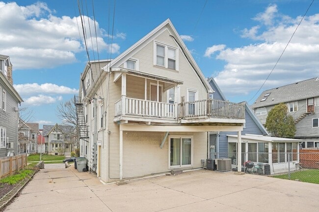 Building Photo - 1660 N Marshall St