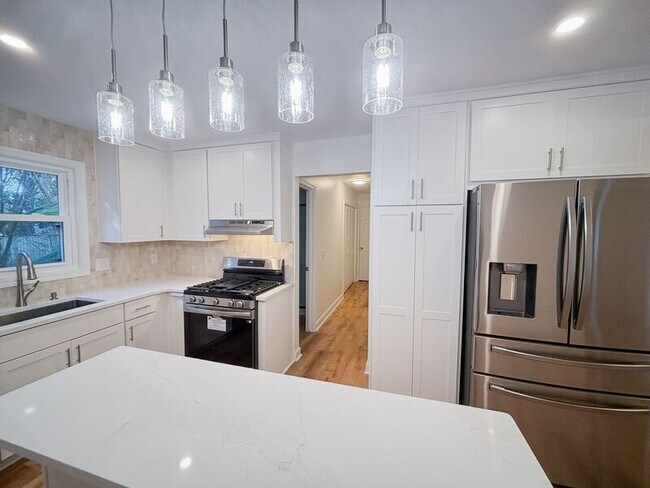 Building Photo - 104 Stratford Dr