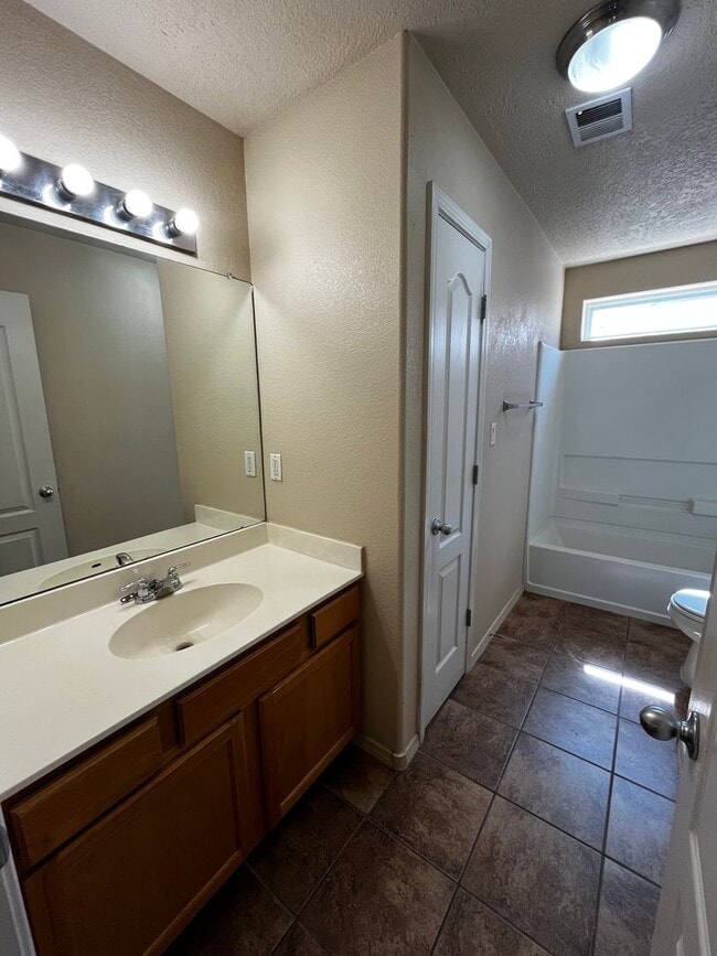 Building Photo - Spacious 2 story, 3br, 2.5b, 1,860sq ft, o...