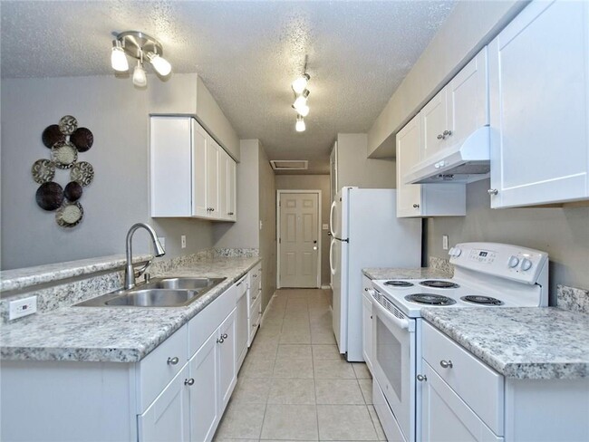 Building Photo - 8905 Pineridge Dr