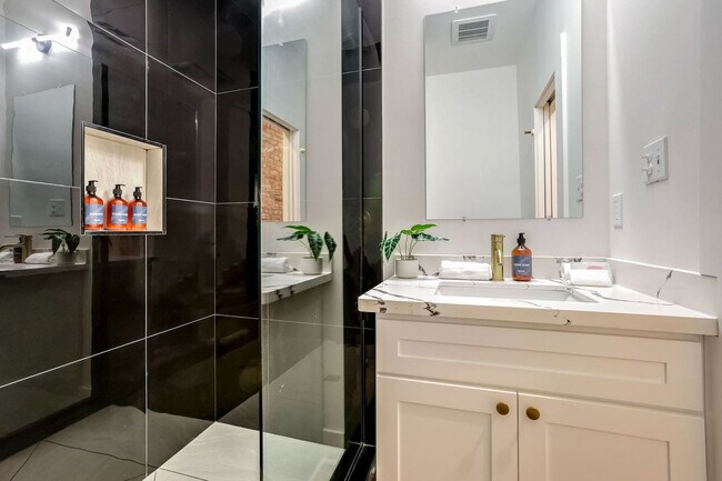 Building Photo - 1050 Annunciation St