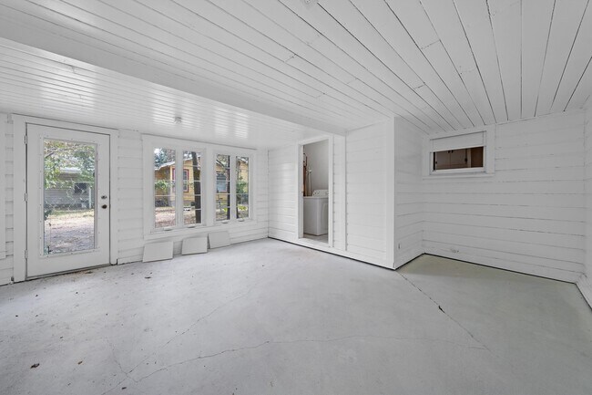 Building Photo - 3025 Mitchell Ave