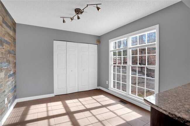 Building Photo - 3778 Rivaridge Dr