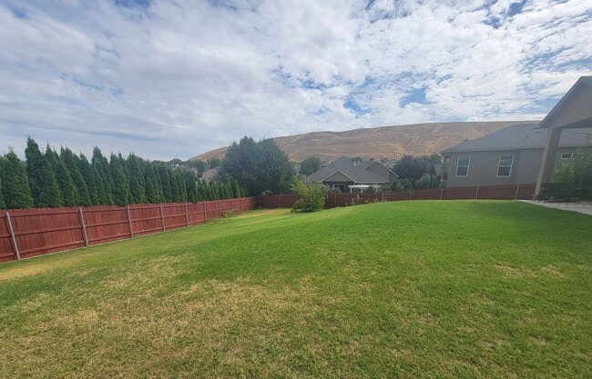Building Photo - Richland Home with Stunning Views, Comfort...