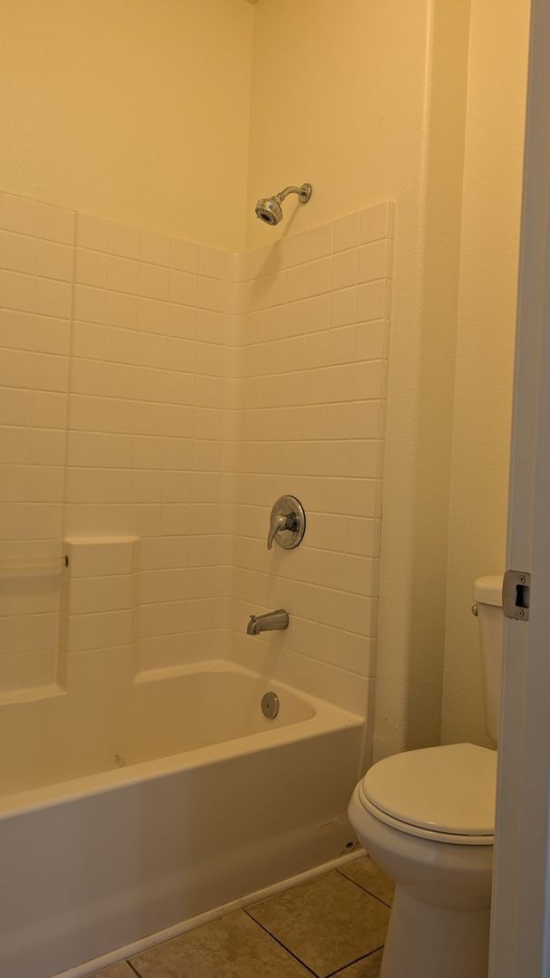 Building Photo - Beautiful 3 bedroom/ 2 bath in gated community. Call or come by to view!