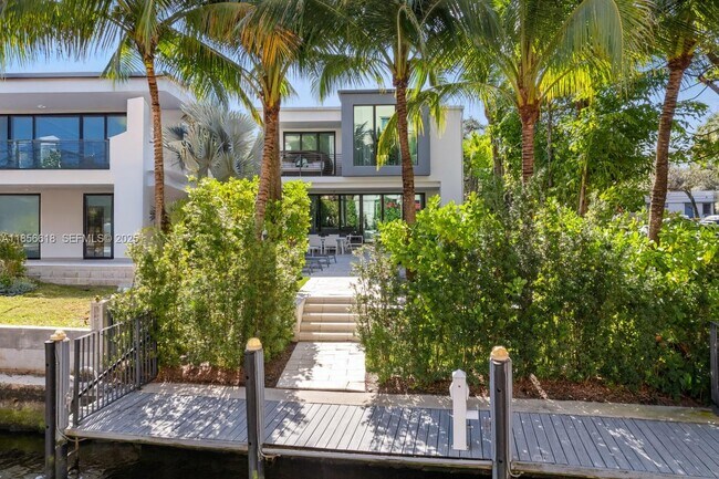 Building Photo - 310 SE 11th Ave