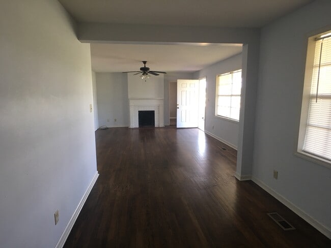 Building Photo - 2 Bedroom 2 Bath Off University Blvd