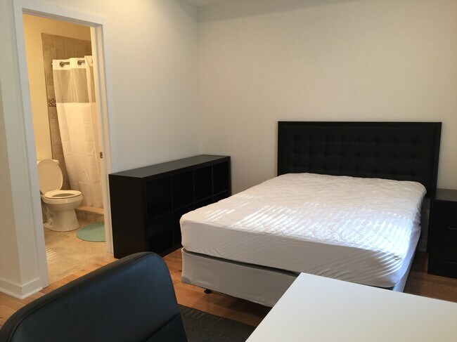 Building Photo - 526 N 36th St