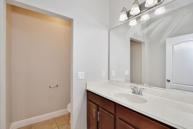 Building Photo - Beautiful 3/2.5 Spacious Townhome with a Private Courtyard and a 2 Car Garage in the Desirable Sa...