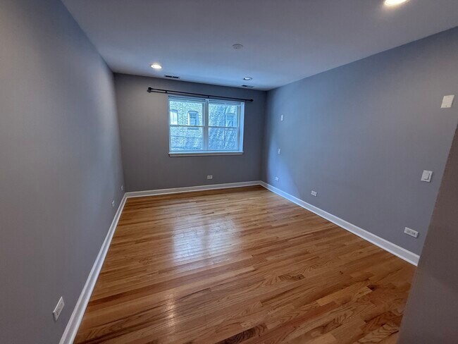 Building Photo - 6954 N Greenview Ave