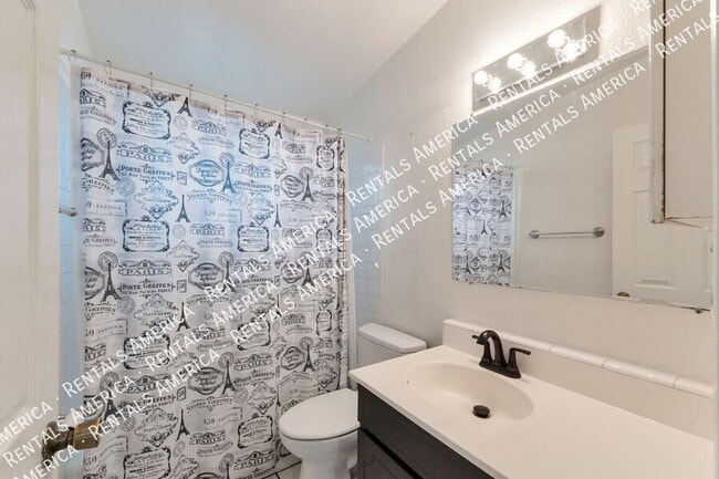 Building Photo - 803 E Holaway Dr