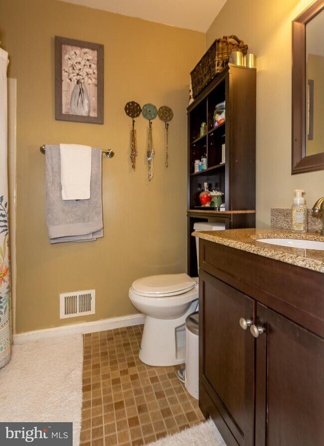 Building Photo - Stylish and Spacious Townhome with Open Floor Plan and Updated Kitchen