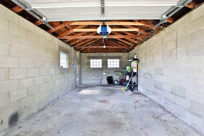 Building Photo - 825 Reinhard Ave